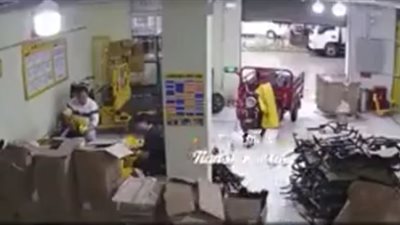 دراجة نارية تتحرك وحدها في مفاجأة لعاملين (فيديو)