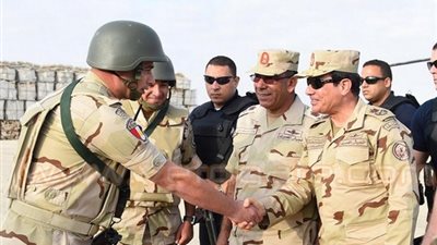 الشعب: السيسي ابن الجيش وظهوره بالبدلة العسكرية تضامنا مع الجنود