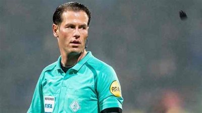 الهولندي «ماكيلي» حكمًا لمباراة برشلونة وروما بدوري الأبطال