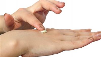 وصفة طبيعية لتنعيم يديك في الشتاء