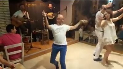 بالفيديو.. وصلة رقص لعجوز تشعل «فيس بوك»