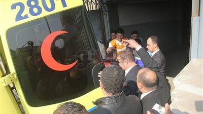 هشام جنينة يغادر الطب الشرعي على كرسى (صور)