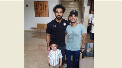 محمد صلاح يستقبل طفلا مريضا بالسرطان في معسكر الفراعنة