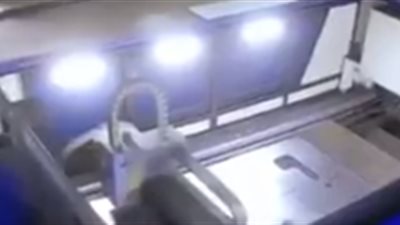 عامل يسقط أسفل آلة بسبب هاتفه (فيديو)