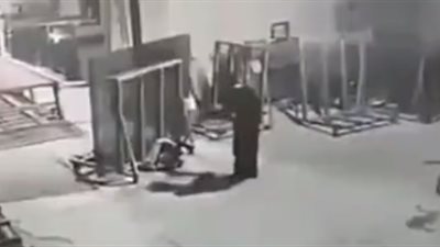 عامل ينقذ حمولة من السقوط فتسحقه (فيديو)