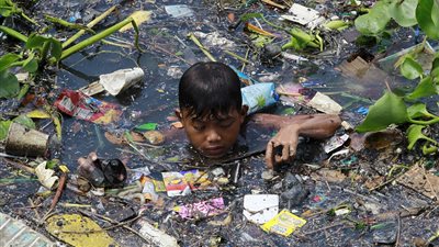 بالفيديو والصور.. أطفال الفلبين يسبحون في القمامة من أجل قوت يومهم