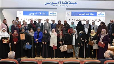 مهاب مميش يكرم 28 أما مثالية من العاملات بهيئة قناة السويس (صور)