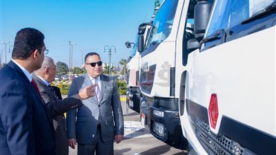 محافظ الإسكندرية يتفقد المعدات الجديدة بمنظومة النظافة (صور)