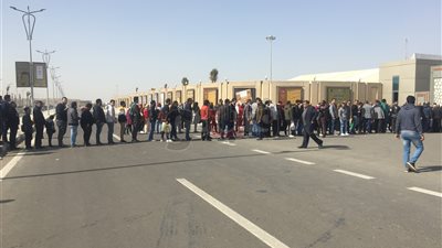 حضور غفير بمعرض القاهرة للكتاب في ثامن أيامه (فيديو وصور)