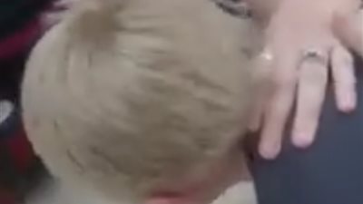 شرطي ينقذ طفلا ابتلع عملة معدنية (فيديو)