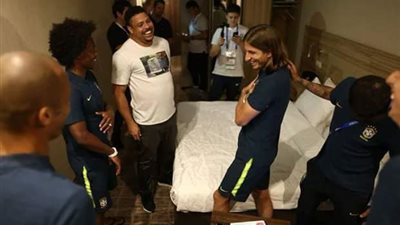 الظاهرة «رونالدو» يزور معسكر البرازيل قبل مواجهة سويسرا (صور)