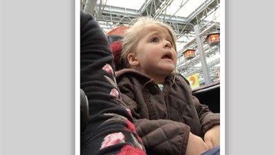 رد فعل طفلة أثناء تجربتها لعبة ملاهي خطيرة (فيديو)