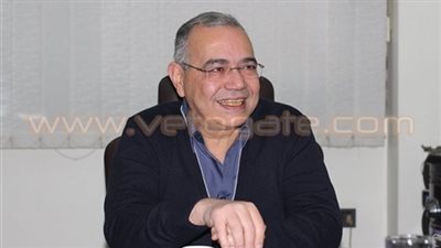 «خليل»: السيسي ارتدى الزي العسكري لتحية الجنود نيابةً عن المصريين