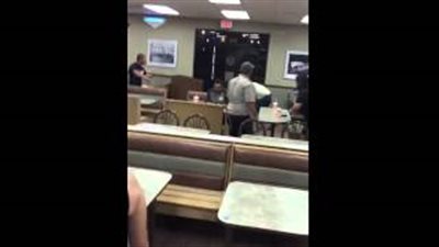 بالفيديو.. مشاجرة بالأيدى داخل مطعم في تكساس