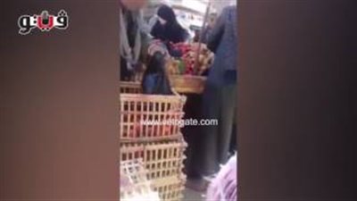بالفيديو.. تاجر يغش الزبائن باستبدال «شنطة الطماطم»