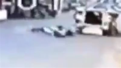 دراجة نارية تدهس كلبا في الهند (فيديو)