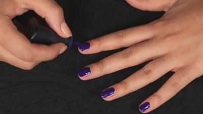 بالفيديو.. طريقة تحويل طلاء الأظافر إلى آخر غير لامع