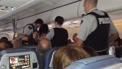 بالفيديو.. القبض على امرأة أجبرت طائرة على تغيير مسارها