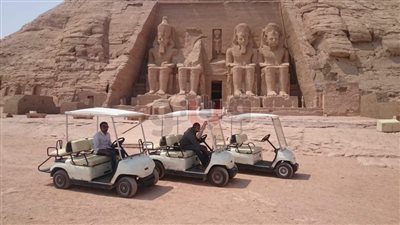تشغيل عربات الجولف في معابد أبو سمبل السياحية بأسوان