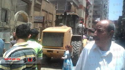 بالصور.. إزالة المخلفات بمحيط مترو