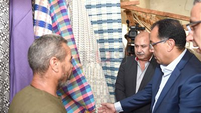 مدبولي يتفقد قرية النساجين في سوهاج ويشيد بمنتجاتها