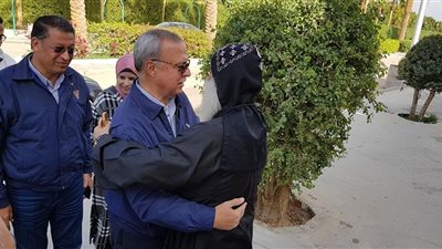 محافظ قنا يزور دير الملاك بنقادة للاطمئنان على الأنبا بيمن (صور)