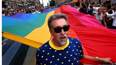 وفاة مبتكر شعار قوس قزح الخاص بالمثليين