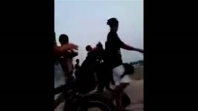 بالفيديو.. فتيات يلقن شابا «علقة ساخنة» على شاطئ جدة