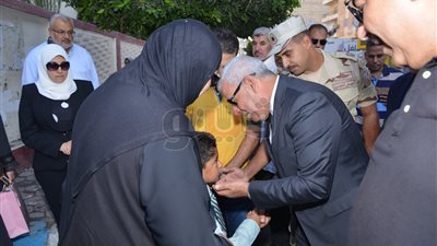 محافظ مطروح يتفقد مدرسة «الشهيد طه» بحضور عائلة الشهيد (صور)