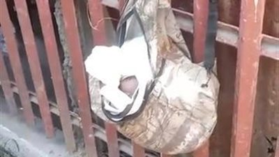 مراهقة تتخلى عن طفلها وتتركه داخل حقيبة ظهر معلقة على سور (صور)