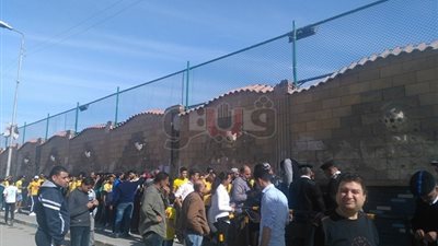 تفتيش أمني للجماهير قبل دخول لقاء الزمالك والإسماعيلي