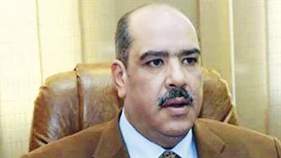 هشام بدوي يهدي السيسي درع «المحاسبات»