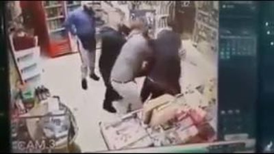 بالفيديو.. صاحب محل يلقن «حرامي» علقة ساخنة بالمغرب