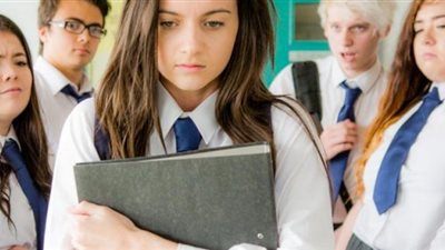 التنمر يغزو المدارس.. «القومي للطفولة»: فيديو الطفل الباكي تنمر إلكتروني.. نجم «ذا فويس» يواجه نفس الكابوس.. خبير تربوي: مصطلح التنمر خاطئ.. و«التعليم» تواجه العرض وليس ا