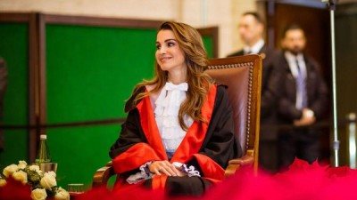 ملكة الأردن تغازل زوجها في عيد زواجهما الـ 24