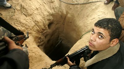 بالصور.. «حماس» تشرف على عمليات تهريب البضائع عبر الأنفاق لغزة