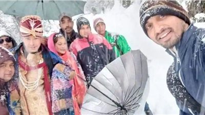 عريس يسير 6 كم في الثلج لحضور حفل زفافه (فيديو وصور)