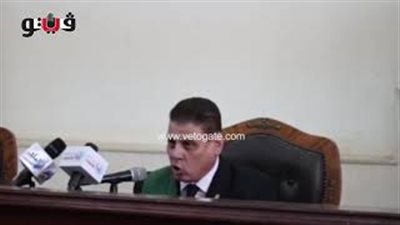بديع على كرسي خشبي.. وإحالة فني الصوت بجلسة «اقتحام السجون» للنيابة