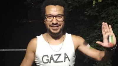 فنان مصري يصدم جمهور حفل سفارة إسرائيل برفع علم فلسطين (صور)