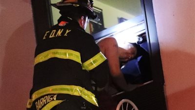 نجاة شاب يعاني من السير أثناء النوم بعد سقوطه من الطابق الثامن (صور)