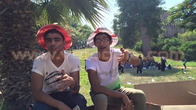 بالصور.. زوار القناطر الخيرية يرتدون القبعات الملونة هربا من الشمس