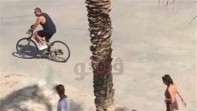 عمرو دياب يتجول في الجونة بـ «الدراجة»