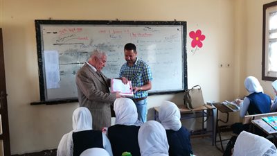 إحالة مديرة مدرسة بالبحيرة للتحقيق بسبب تدخين أمين المعمل (صور)