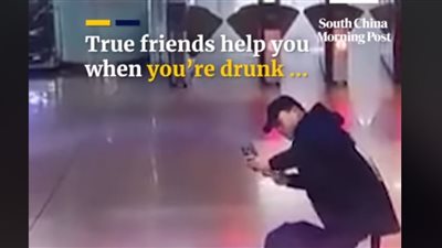 يسخرون من صديقهم السكران بالتقاط السيلفي بدلا من مساعدته