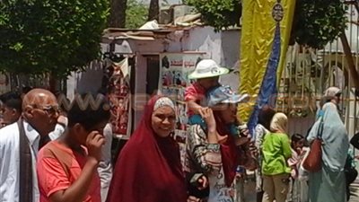 بالصور.. زوار حديقة الفسطاط يرتدون القبعات للهروب من أشعة الشمس