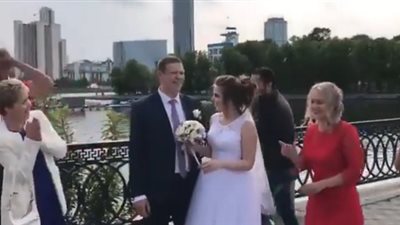 مصريون يحيون حفل زفاف عروسين في روسيا (فيديو)