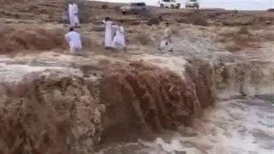 بالفيديو.. لحظة سقوط شاب في مياه السيول بسبب صورة مع أصدقائه