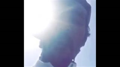 بالفيديو.. رد فعل شاب نشبت أمامه مشاجرة عنيفة بين شخصين