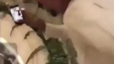 شاب يلقى النقود على المتسوقين يثير غضب السعوديين (فيديو)