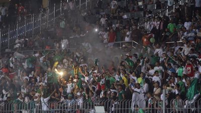 جماهير الجزائر تشعل الألعاب النارية بالمدرجات عقب الفوز على كينيا (صور)